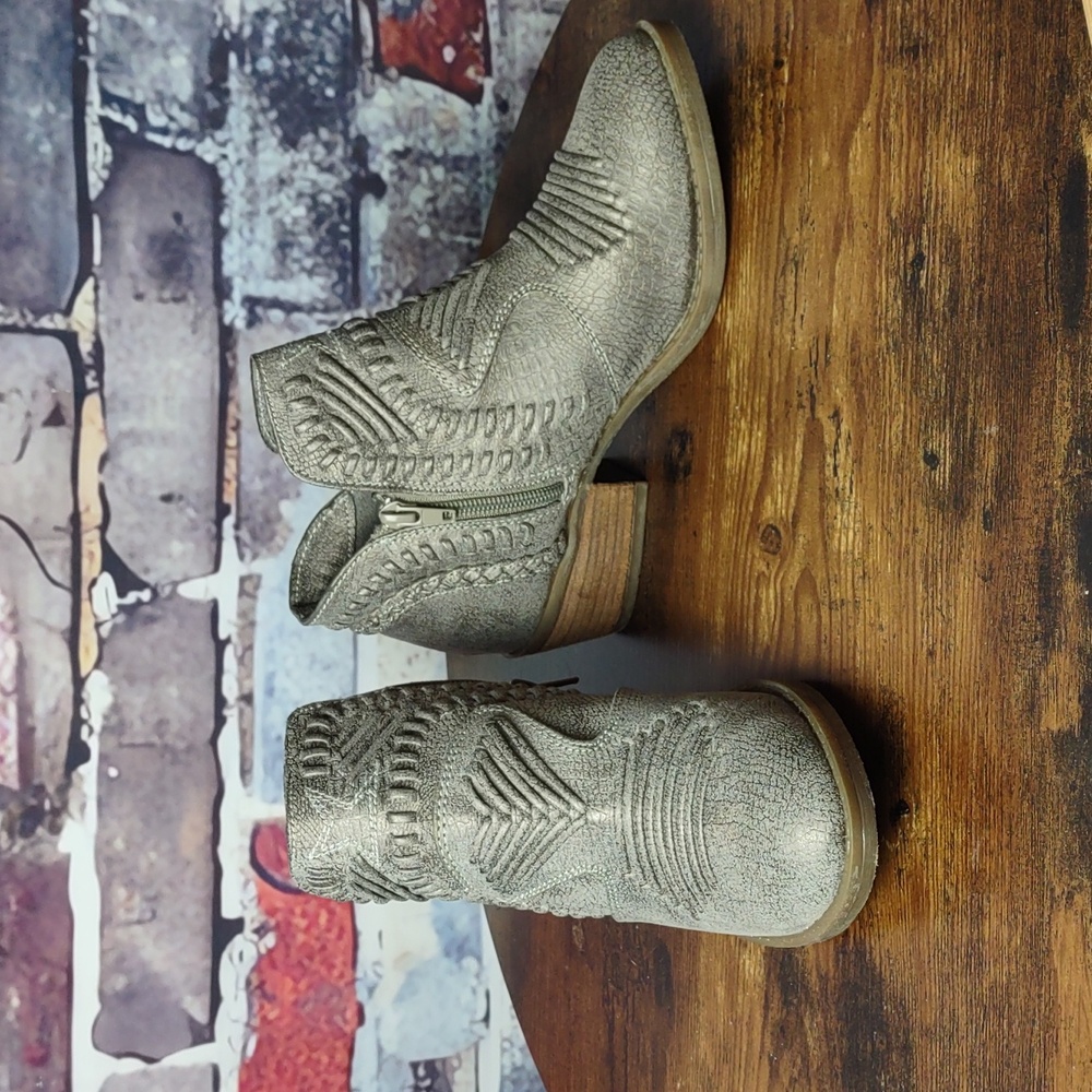 Women's Textured Ankle Booties in Light Gray